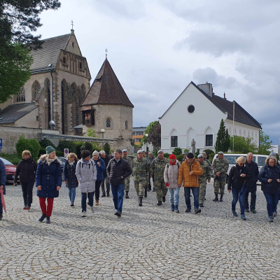 Gruppenaufnahme von zahlreichen Menschen, die am "David-Hersch-Gedenkmarsch" teilnehmen