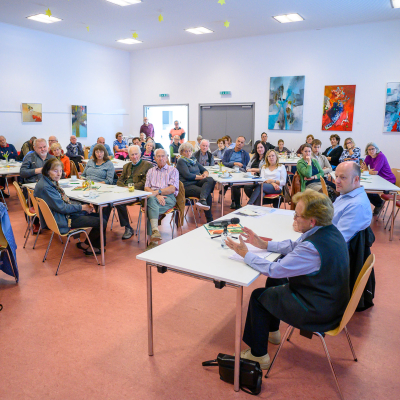 Zahlreiche Besucher:innen des Erzählcafés lauschen den Erinnerungen der Zeitzeugin Anni Steininger © Wolfgang Simlinger